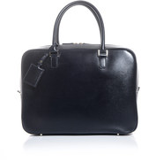 Jil Sander Simple and understated this Neptuno leather bowling bag is the perfect example of Jil Sander’s pared-back aesthetic. Carry from work to weekend for a hint of refined polish.